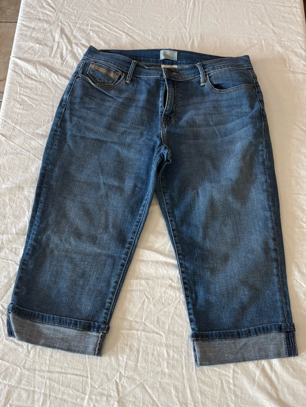 Levi’s Women’s Capris/Jeans in Medium Blue with cuff